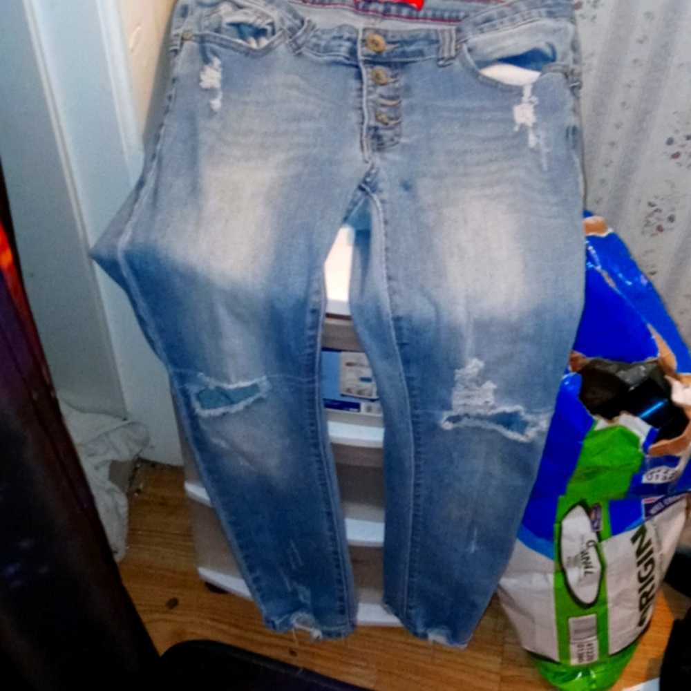 They are missing 1 button but they r in good shape